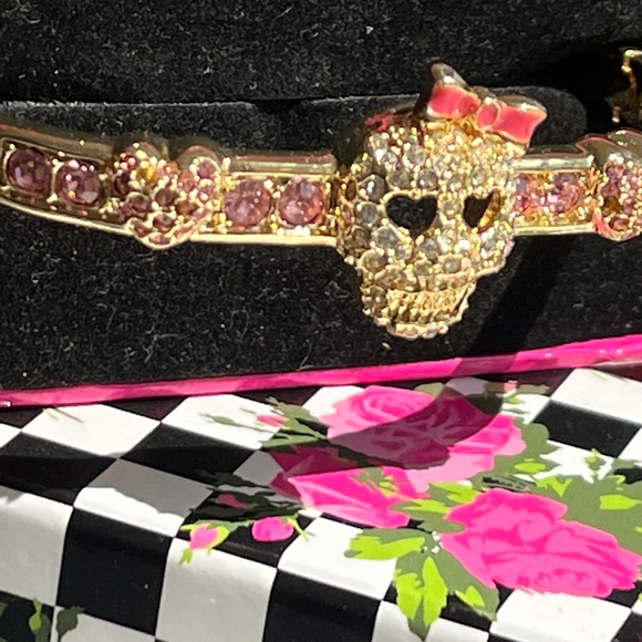 Betsy Johnson SKULL bracelet pink - Picture 4 of 9